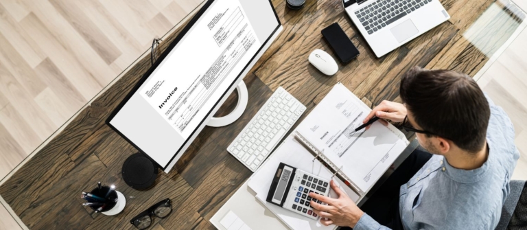 Employé utilisant un logiciel pour expert-comptable.