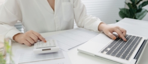 Comptable utilisant un logiciel pour expert-comptable pour gérer la comptabilité de ses clients.