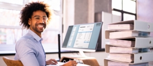 Expert-comptable en ligne qui gère les dossiers de ses clients.