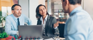 Un associé en train de discuter des statuts de sa société.