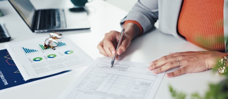 Auto-entrepreneur en train de mentionner son SIREN sur les documents administratifs.