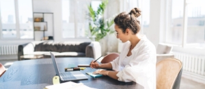 Travailleur indépendant e train de faire son calcul des cotisations de l'Urssaf.