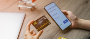 Un indépendant en train de régler via Pay by Link