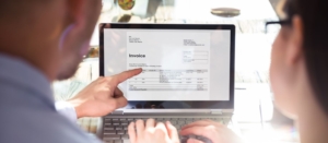 Indépendants faisant le suivi de leur facturation via un tableau de suivi des paiements clients Excel.