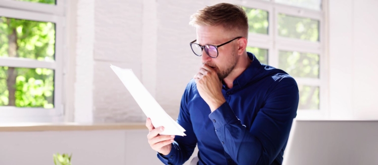 Indépendant réalisant son tableau de suivi des paiements clients via Excel.