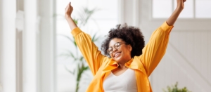 Dirigeante d'une entreprise heureuse d'avoir un retour sur investissement positif sur sa dernière campagne marketing.