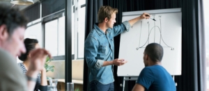 Associés d'une entreprise en train d'analyser le taux de marge de leur entreprise.