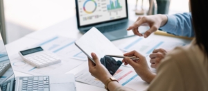 Le comptable d'un LMNP au régime réel en train d'établir les documents fiscaux de la société.