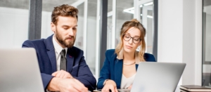 Entrepreneur en train de configurer Stripe pour la gestion de sa comptabilité.