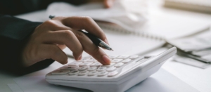 Dirigeant d'une SASU en train de déclarer ses impôts en dropshipping.