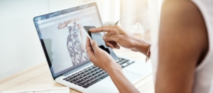 Un entrepreneur qui fait appel à un logiciel de comptabilité plutôt qu'un expert-comptable pour son dropshipping.