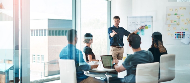 Stratégie d'entreprise discutée entre les collaborateurs d'une organisation.