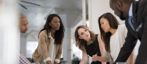 La dirigeante d'une société qui discute de la stratégie d'entreprise avec ses collaborateurs.