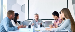 Le dirigeant et les actionnaires d'une entreprise en train de voter pour la prise d'une décision.