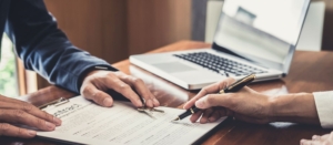 Entreprise en train de signer son contrat de lease-back.