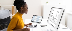 Une comptable spécialisée en LMNP en train de travailler.