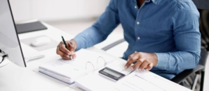 Dirigeant de société en train de comparer les tarifs pour gérer la comptabilité de sa SARL.