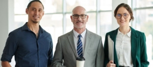 Directeur général d'une SAS avec le dirigeant et une collaboratrice.