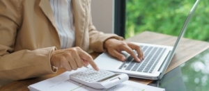 Dirigeant d'une entreprise qui calcul la VAN pour comparer la rentabilité de plusieurs investissements.