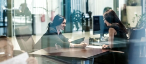 Une consultante en train de gérer sa comptabilité.