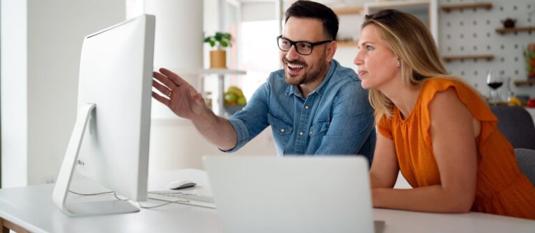 Deux personnes en SAS heureuses d'utiliser un logiciel de comptabilité