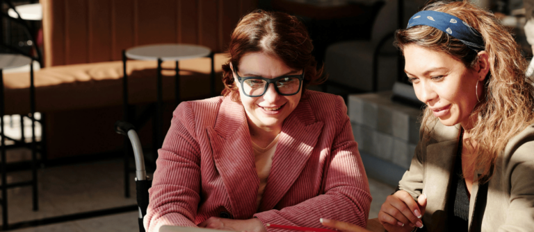 deux femmes qui s'entraide pour l'are auto-entrepreneur