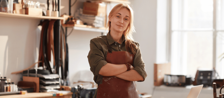 femme artisan cordonnier