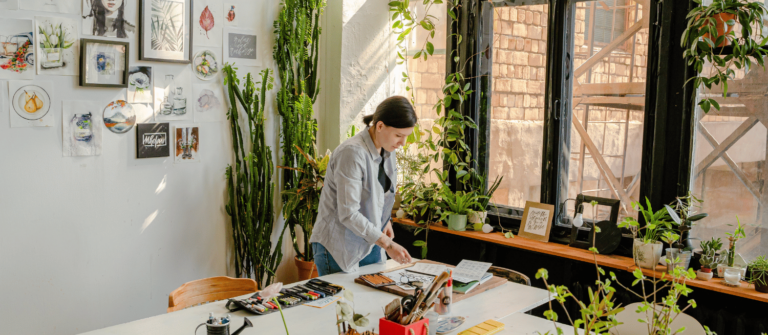 auto-entrepreneur charges premiere année, artiste entourée de plantes