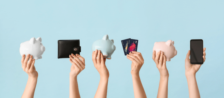 mains qui tiennent une tirelire, un portefeuille, un téléphone et une carte bancaire, banque en ligne