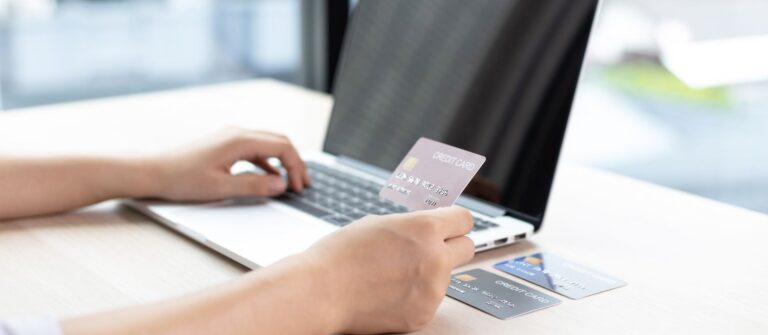 Une personne en train de consulter les tarifs du compte pro Shine