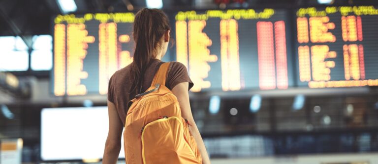 femme devant tableau des departs
