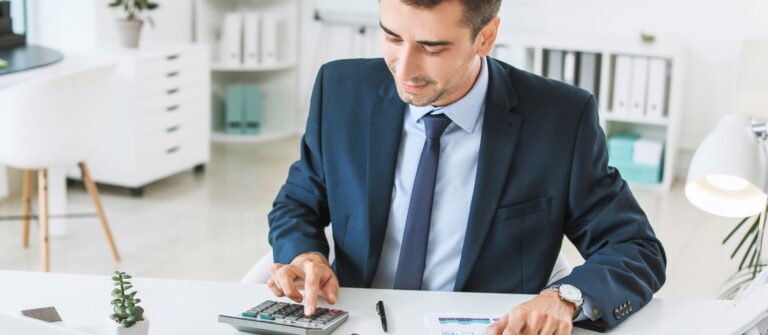 Un entrepreneur qui a choisi la meilleure banque pro pro en ligne grâce à notre comparatif