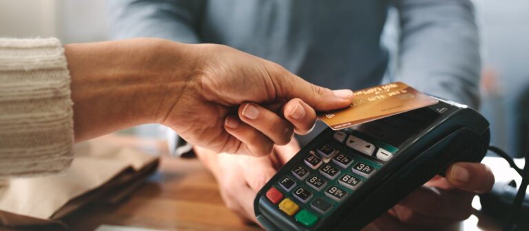 Un client qui paye un indépendant ayant acheté un TPE via sa banque pro