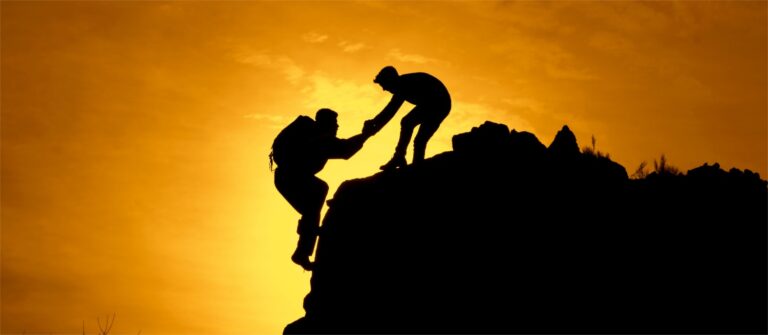 grimpeurs au coucher du soleil