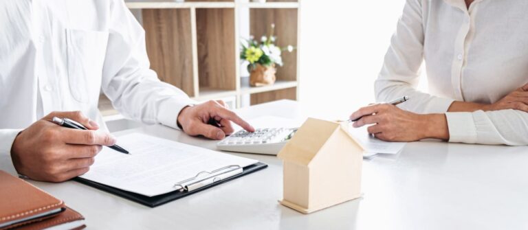 Personnes qui calculent le coût de la sci