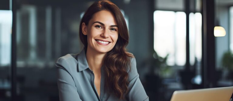 Une personne heureuse de devenir freelance