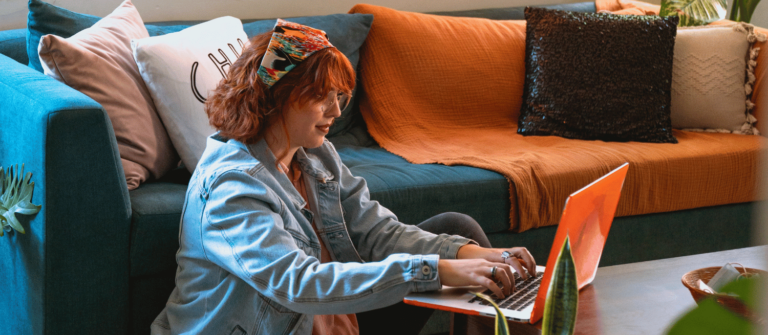 femme qui travaille en auto-entreprise, exoneration tva