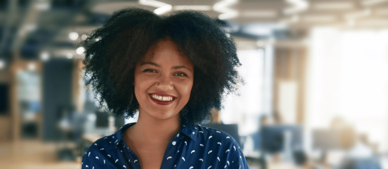 Immatriculer EI, femme qui sourit