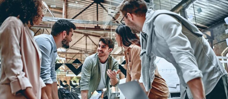des fondateurs d'une start-up en train de choisir la meilleure banque pour leur activité