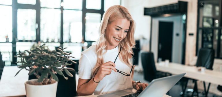 micro-entreprise, choisir statut juridique, femme avec un ordinateur