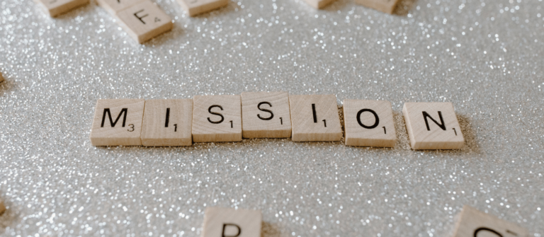 lettre de scrabble écrivant le mot mission