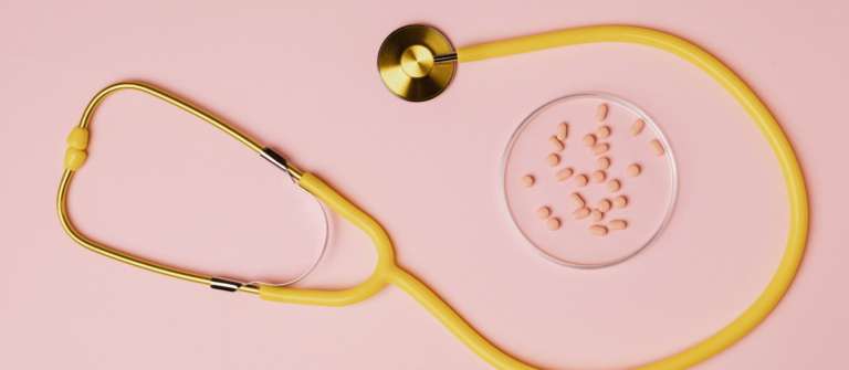 stéthoscope jaune sur fond rose, mutuelle santé auto-entrepreneur