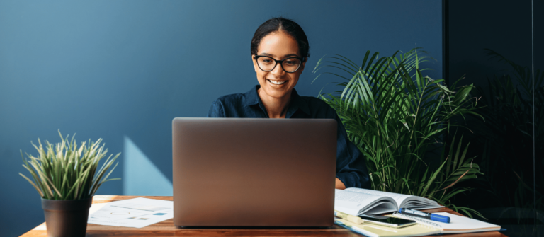 ouverture compte bancaire SARL, femme avec un ordinateur