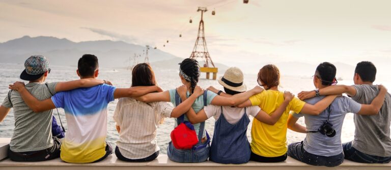 groupe devant telecabine