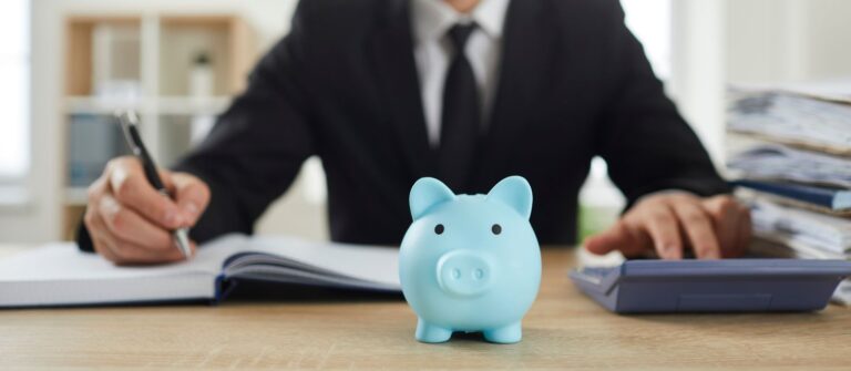 Un entrepreneur qui consulte ses comptes afin de choisir un compte bancaire professionnel au meilleur prix