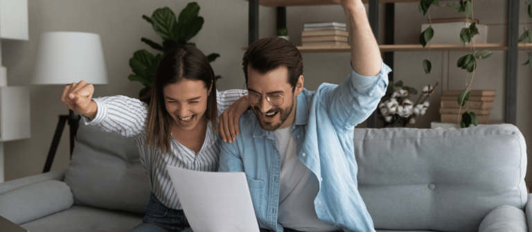 couple entrepreneur heureux, ont récupéré leur TVA