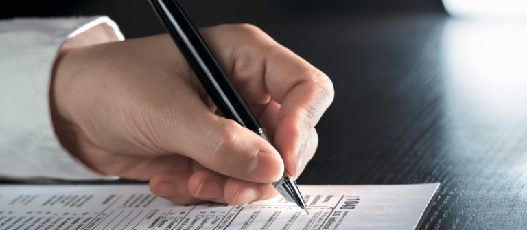 rédaction statut, stylo, main qui écrit