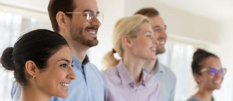 Groupe de 5 jeunes professionnels de profil regardant vers la droite