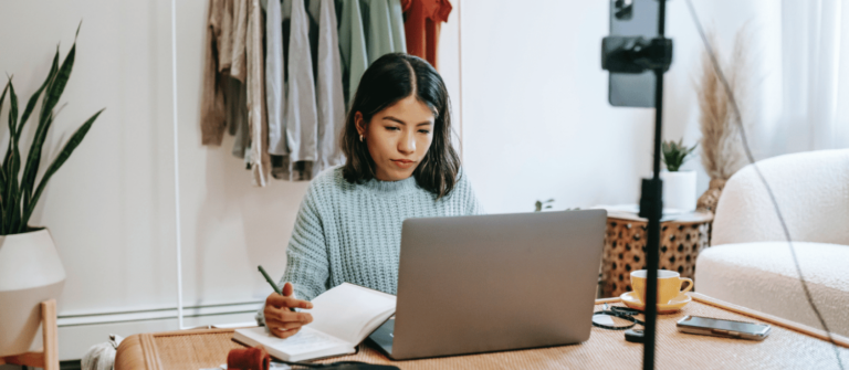 Simulation de salaire freelance, calcul du montant, freelance qui travaille dans la mode