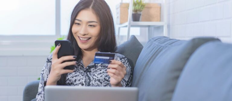 Une dame heureuse d'avoir trouver un compte pro au meilleur tarif